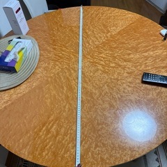 丸いテーブル