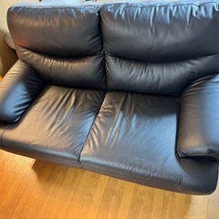 黒い合皮ソファの画像