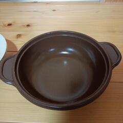 軽いタイプの白と茶色の土鍋の画像
