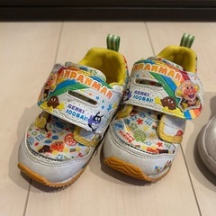 キッズ傘と靴の画像