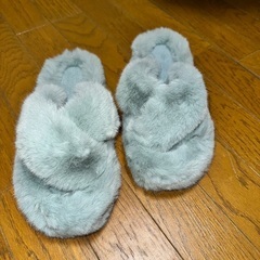 未使用新品 - クロスストラップ付きのふわふわの暖かいスリッパ
