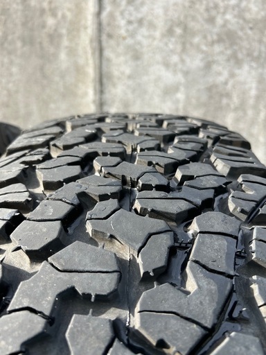 BFGoodrich  All-Terrain T/A 　265/70r17 - 製造:2016.49週　