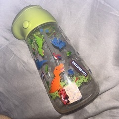 恐竜の水筒差し上げます。