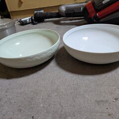 白と薄緑のお皿　中古の画像