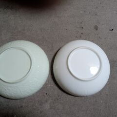 白と薄緑のお皿　中古の画像