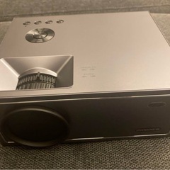 【新品同様】
プロジェクター　家庭用