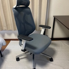グレーのオフィスチェア
