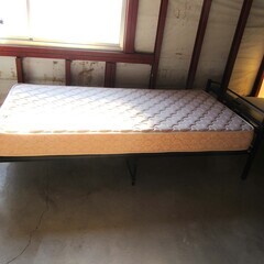シングルベッド マットレス付き 幅98×奥行212×高さ60cm 棚付き パイプベッド ブラック 家具 寝具 ベット 苫小牧西店の画像