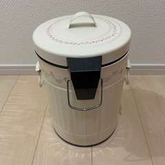 ペダルペール　花柄のゴミ箱の画像
