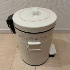 ペダルペール　花柄のゴミ箱の画像