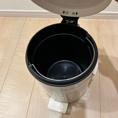 ペダルペール　花柄のゴミ箱の画像