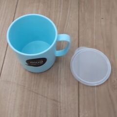 新品・未使用　プラスチック製蓋つきマグカップ　0円の画像