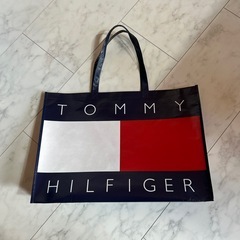 TOMMY HILFIGERのロゴが特徴的な大きめのプラスチック製ショッパー(限定品)。の画像