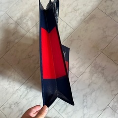 TOMMY HILFIGERのロゴが特徴的な大きめのプラスチック製ショッパー(限定品)。の画像