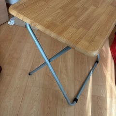 折りたたみデスクの画像