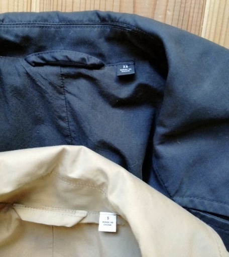 完売品2着　Uniqlo U、ユニセックス ベージュ、ブラック、トレンチコート SサイズとXSサイズ