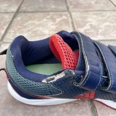 野球　トレーニングシューズ　adidasの画像