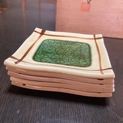 【新品未使用】ヴィンテージ織部焼　菊紋　菓子皿揃　作家物　木箱入り　大小角皿セットの画像