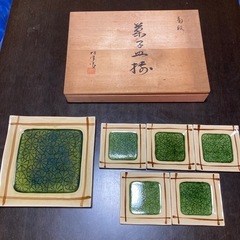 【新品未使用】ヴィンテージ織部焼　菊紋　菓子皿揃　作家物　木箱入り　大小角皿セットの画像