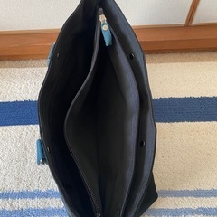 お値下げしました‼️黒と青がポイントのトートバックの画像
