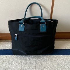 お値下げしました‼️黒と青がポイントのトートバックの画像