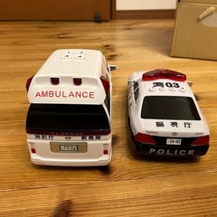 光る&音が鳴る♪パトカーと救急車の画像
