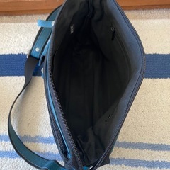 黒と青がポイントのショルダーバックの画像