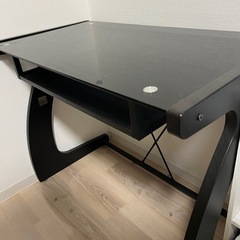 PCデスク(ガラステーブル)の画像