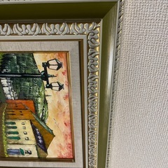 美しい風景画、金色と緑色のフレーム付き、街灯が特徴。の画像