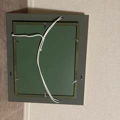 美しい風景画、金色と緑色のフレーム付き、街灯が特徴。の画像