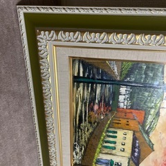 美しい風景画、金色と緑色のフレーム付き、街灯が特徴。の画像