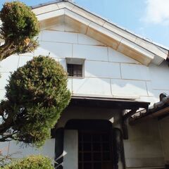 304㎡【店舗・宿泊施設・居宅・別荘など用途は自由】駅・イオン徒歩6分・豪壮！風格のある蔵・庭園付古民家平屋2棟/土地455㎡・古民家喫茶・住居・別荘・古民家cafeなど店舗・民泊 城下町の歴史的町並みの道に面す（室内駐車場1台・小型）元豪商の建物！ − 三重県
