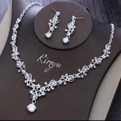 結婚式　アクセ　白いお花パールビジューヘッドドレス ジルコニアネックレス、ピアスorイヤリング３点セットの画像
