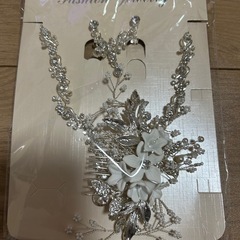 結婚式　アクセ　白いお花パールビジューヘッドドレス ジルコニアネックレス、ピアスorイヤリング３点セットの画像