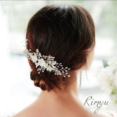 結婚式　アクセ　白いお花パールビジューヘッドドレス ジルコニアネックレス、ピアスorイヤリング３点セットの画像