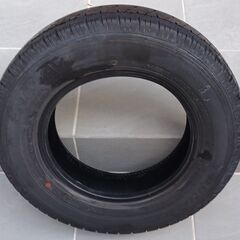 145/80R12   ダンロップ　と　ヨコハマ　のタイヤです。