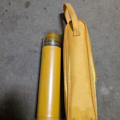 黄色の水筒　中古の画像