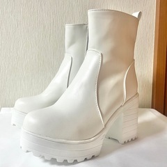 【決まりました(⁎ᴗ͈ˬᴗ͈⁎)】ブーツ　ホワイト　チャンキーヒールの画像