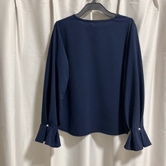 ネイビー　長袖トップスの画像