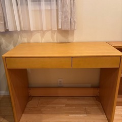 机と本棚