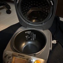 炊飯器　ZOJIRUSHI NP-GD05 の画像