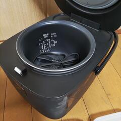 炊飯器とキッチン用品セットの画像