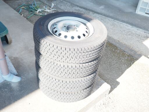 軽トラ　スタットレスタイヤ　ホイール付き中古４本