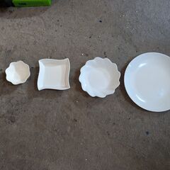 白い変った形の皿４個　中古