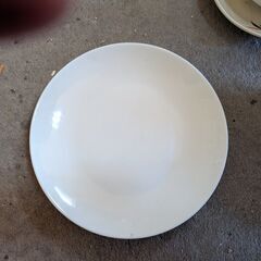 白い変った形の皿４個　中古の画像