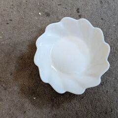 白い変った形の皿４個　中古の画像