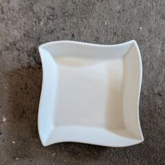 白い変った形の皿４個　中古の画像