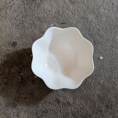 白い変った形の皿４個　中古の画像