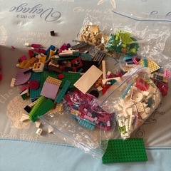 大量のLEGOの画像