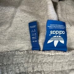 adidasスウェットセットアップの画像